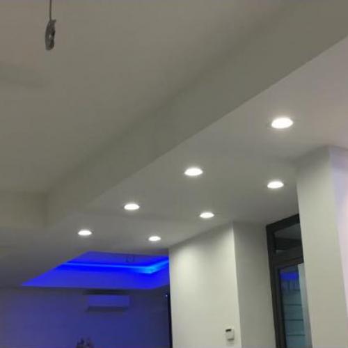 Controsoffitto in cartongesso e velette con gole utilizzate per incassare i led