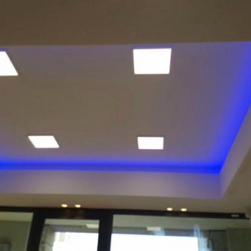 Controsoffitto in cartongesso e velette con gole utilizzate per incassare i led